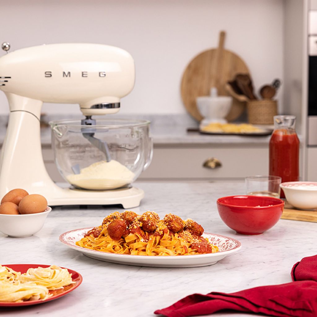 Fettuccine con polpettine al sugo