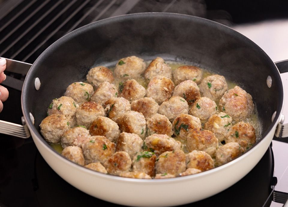 Fettuccine con polpettine al sugo