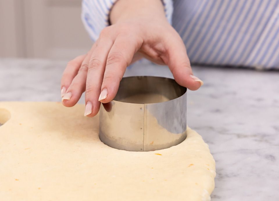 Con uno coppapasta ritagliare dei cerchi della dimensione desiderata