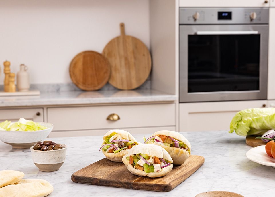 Pita ripiena con insalata alla greca