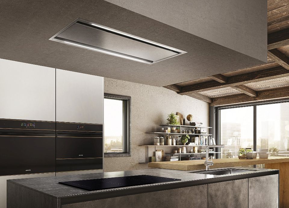 Cucina moderna con un ampia isola e forni da incasso neri