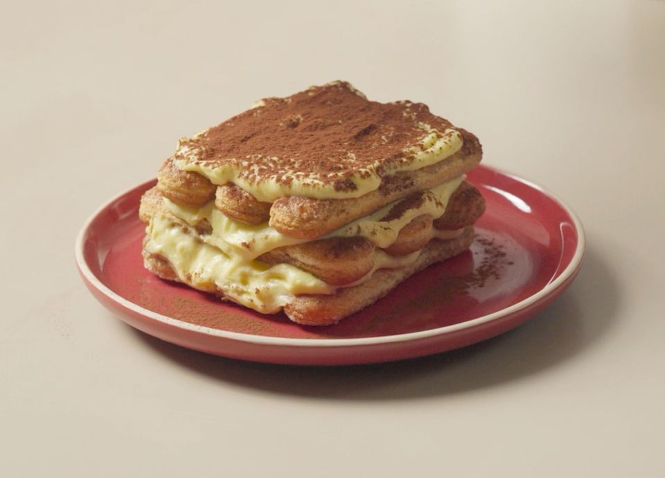 Tiramisù classico servito in calde pirofile color terracotta