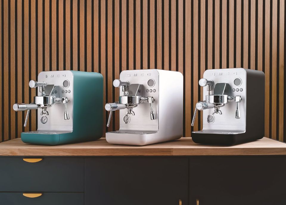 Smeg Minipro espresso coffee machines in three colors, combining elegant design and advanced technology