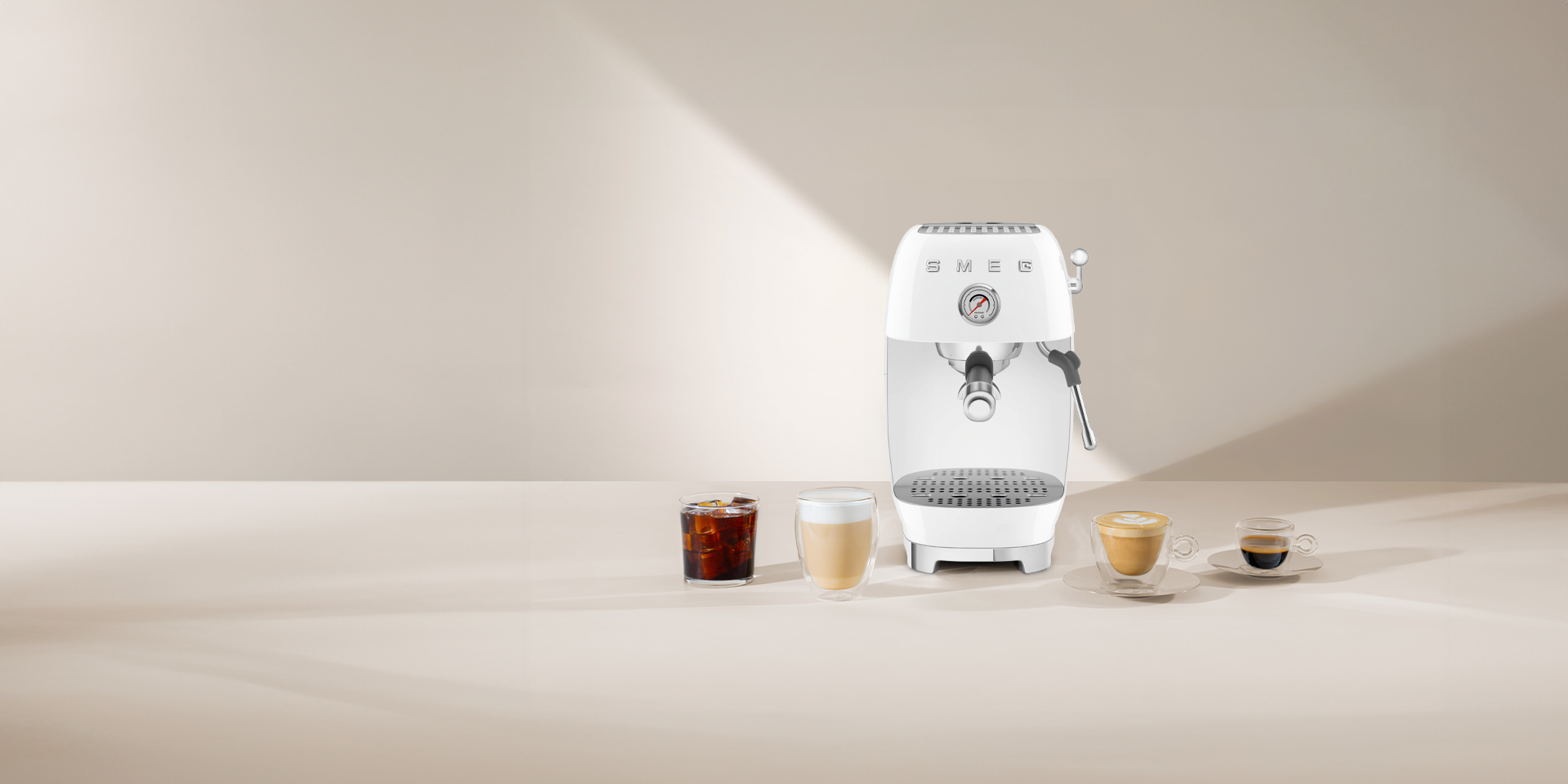 ECF03 Maquinas café Smeg com cold brew