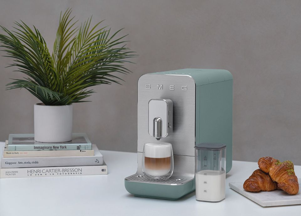Macchina da caffè espresso automatica con sistema latte