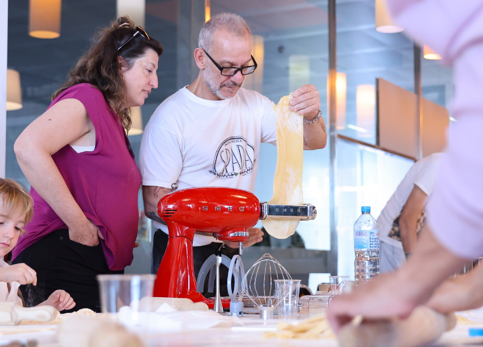 Davide Spada junto a Smeg en el taller de Pasta fresca