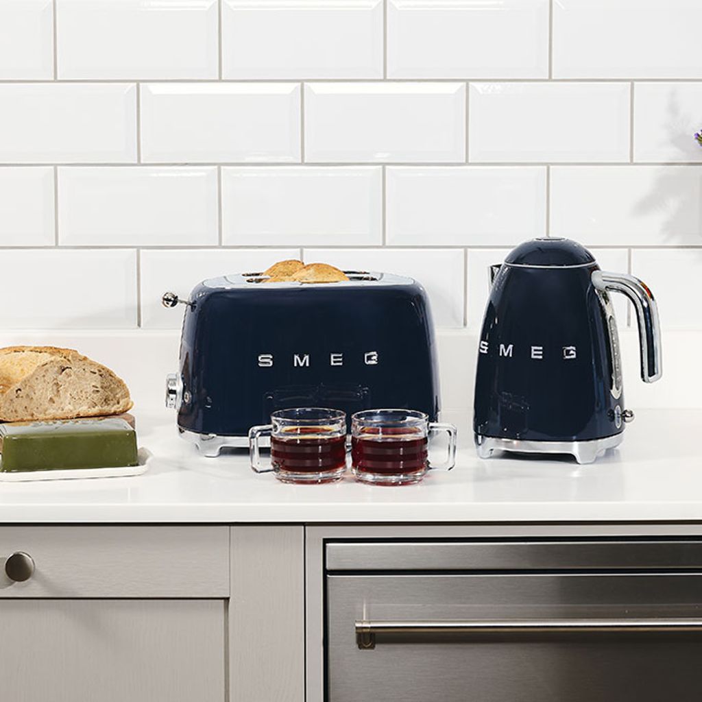Tostadora y hervidor azul marino