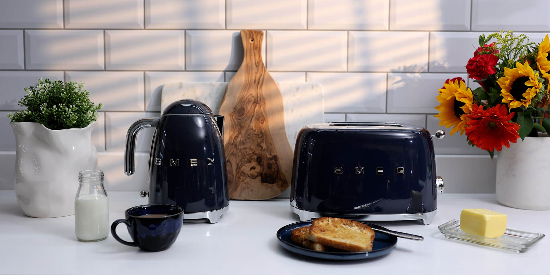 Chaleira e torradeira Smeg Navy Blue numa bancada de cozinha