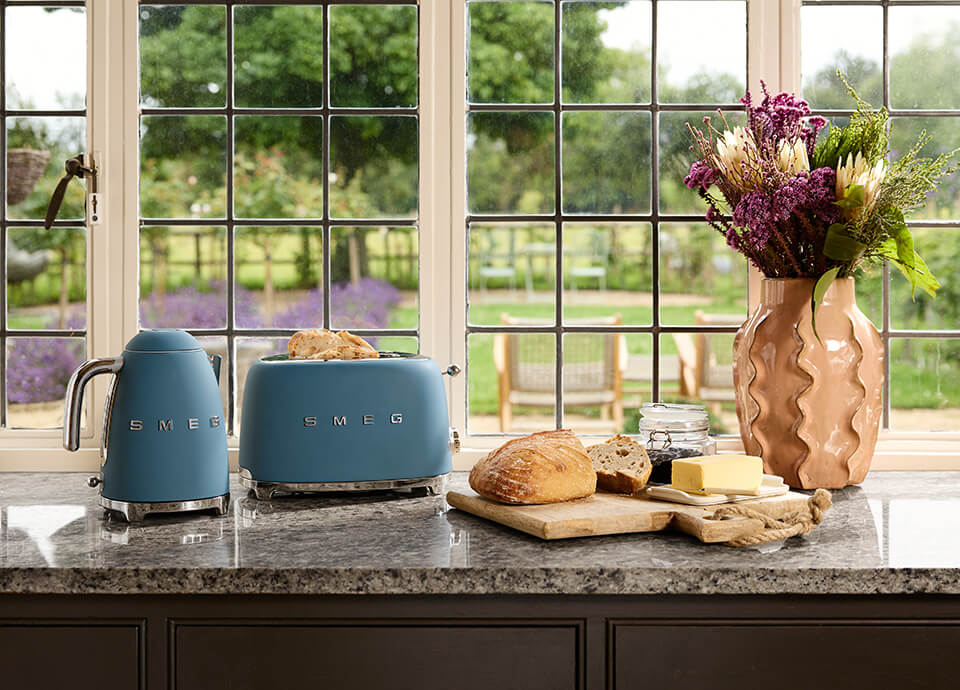 Electrodomésticos Azul Tormenta Smeg en Cocinas Minimalistas