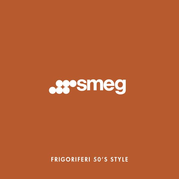 Immagine della copertina del catalogo frigoriferi FAB di Smeg. Su sfondo arancione è presente il logo Smeg bianco
