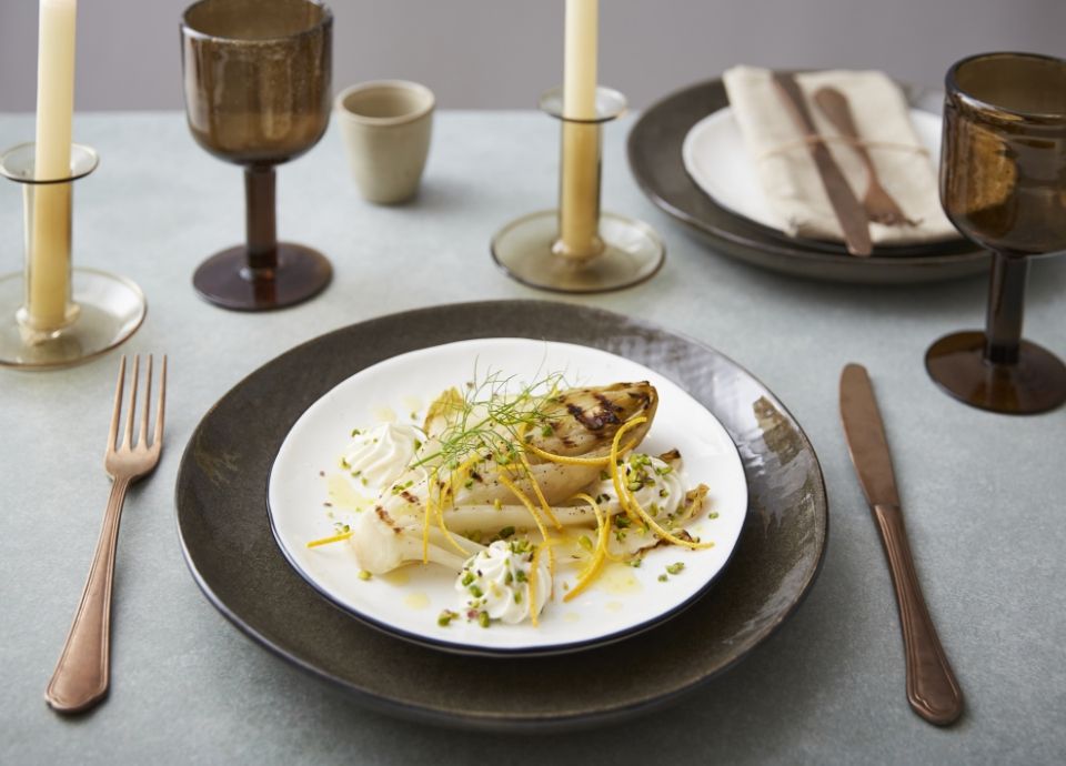 Indivia con salsa all'arancia, robiola e pistacchi