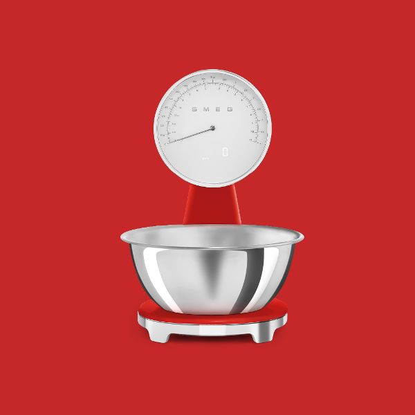 Bilancia digitale da cucina Smeg estetica anni '50 colorazione rosso con ciotola in acciaio e display bianco