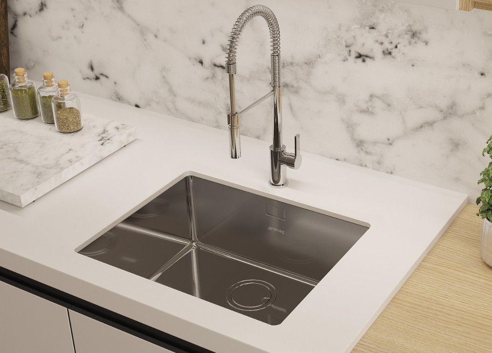 Lavello e miscelatore in acciaio inox installati su top cucina bianco