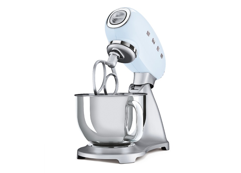 Impastatrice Smeg con base grigia e testa azzurra, con ciotola in acciaio inox e frusta