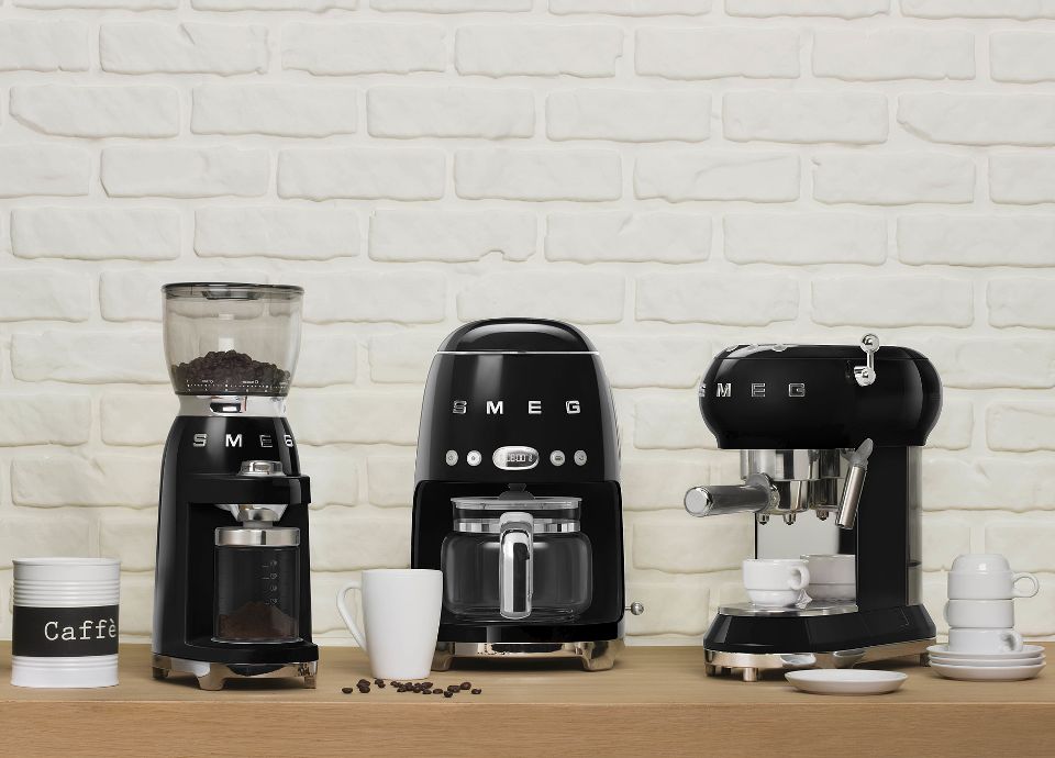 Set macina caffè, macchina caffè a filtro e macchina da caffè espresso manuale di colore nero su top cucina color legno chiaro