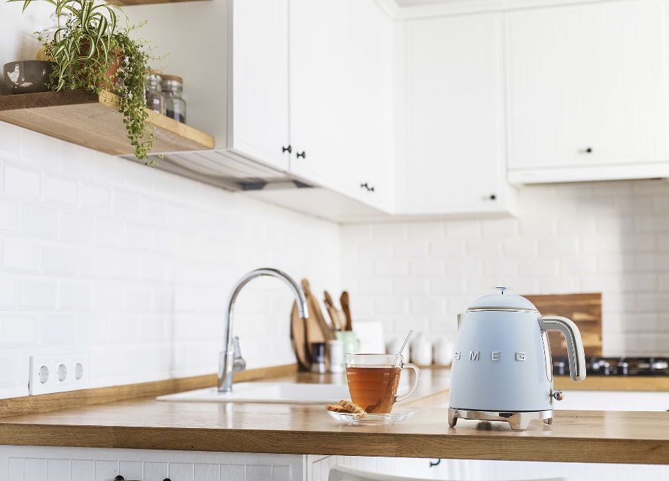  Smeg KLF05 mini kettle