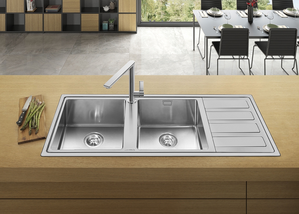 Lavello due vasche in acciaio inox in ambiente cucina moderno