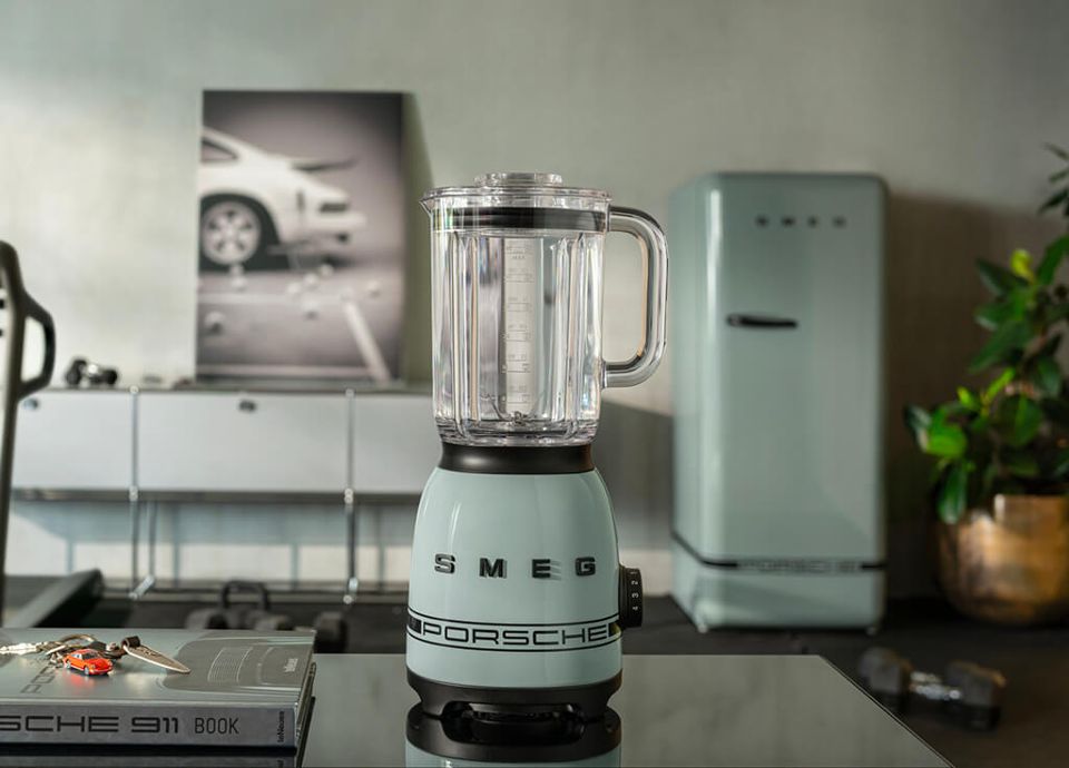 Frullatore della collezione Porsche x SMEG Shade Green