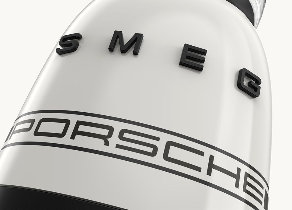 Detail of the blender in colour carrara white. The base features the brand name "SMEG" in large uppercase letters, and below it, the word "PORSCHE" in smaller uppercase letters.