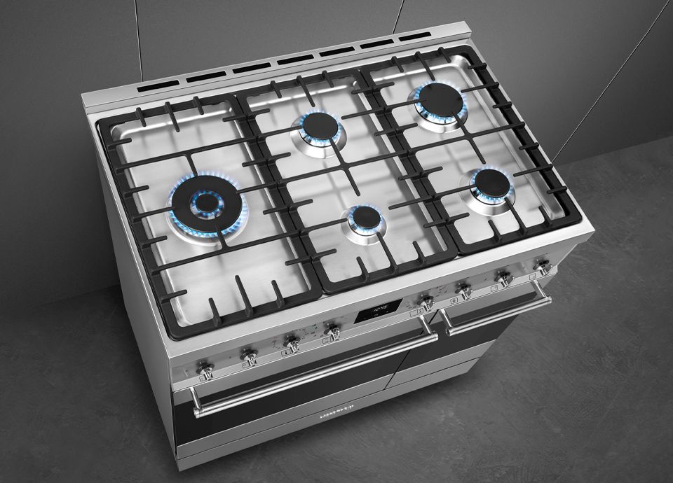 Piano a gas in acciaio inox con 5 fuochi e griglie in ghisa nere