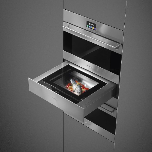 Abbattitore Smeg in acciaio inox con cassetto sottovuoto  con cibo all'interno del sacchetto
