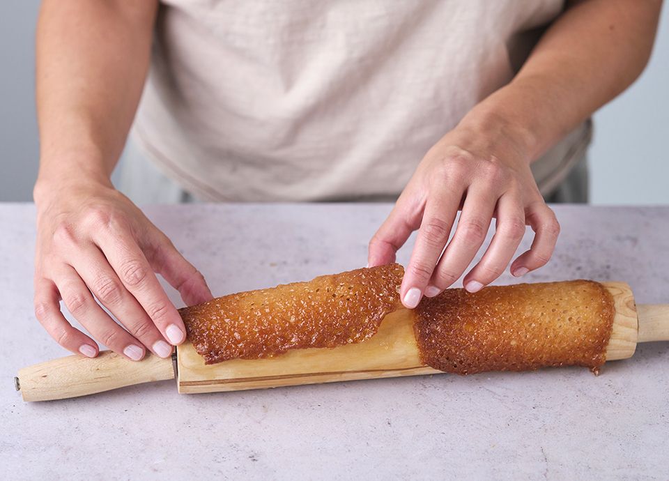 Crispy orange cannoli with chantilly cream, orange compote and meringues