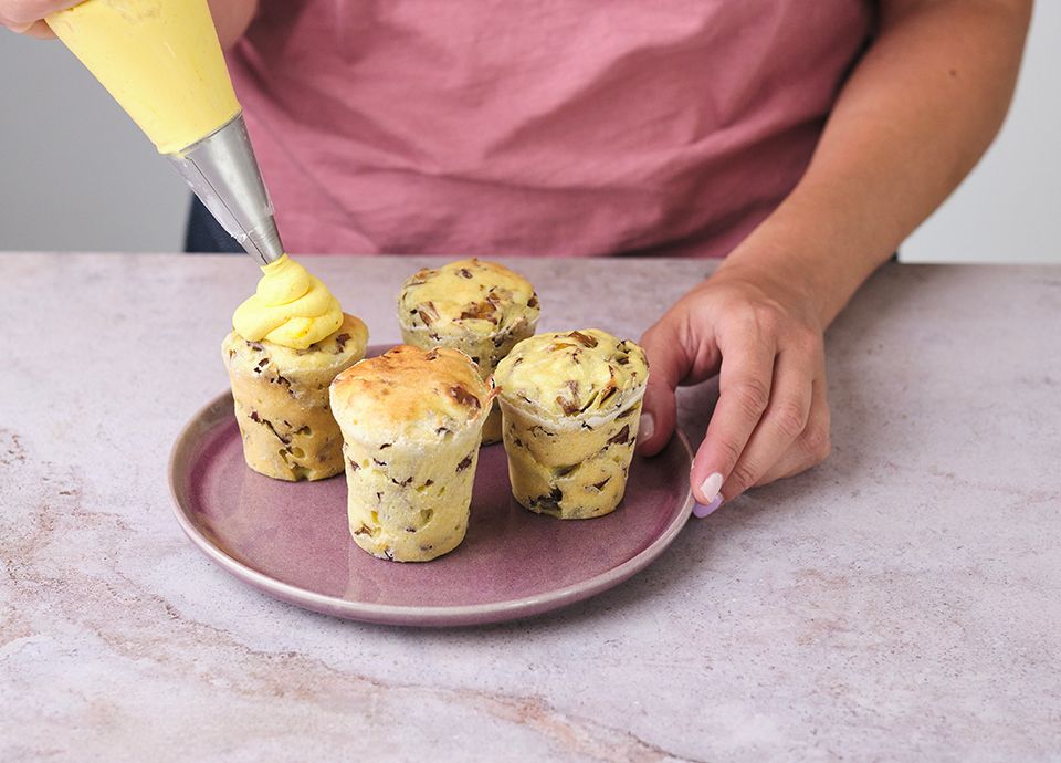 Radicchio muffins with saffron mousse