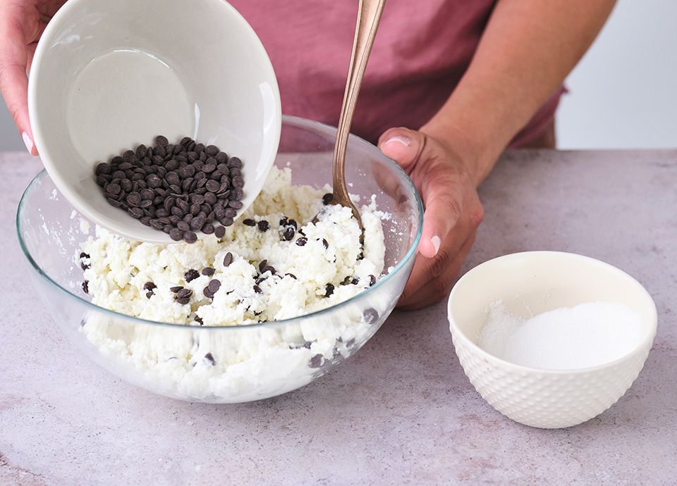 Phyllo dough strudel with ricotta, chocolate chips and red berries