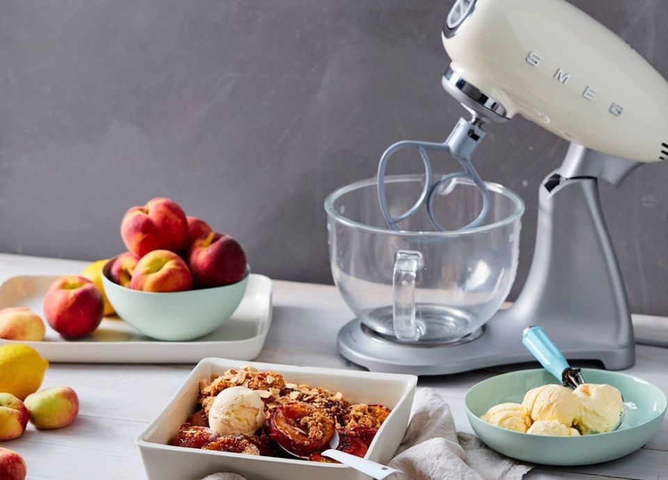 Crumble aux p&ecirc;ches avec le robot sur socle SMEG