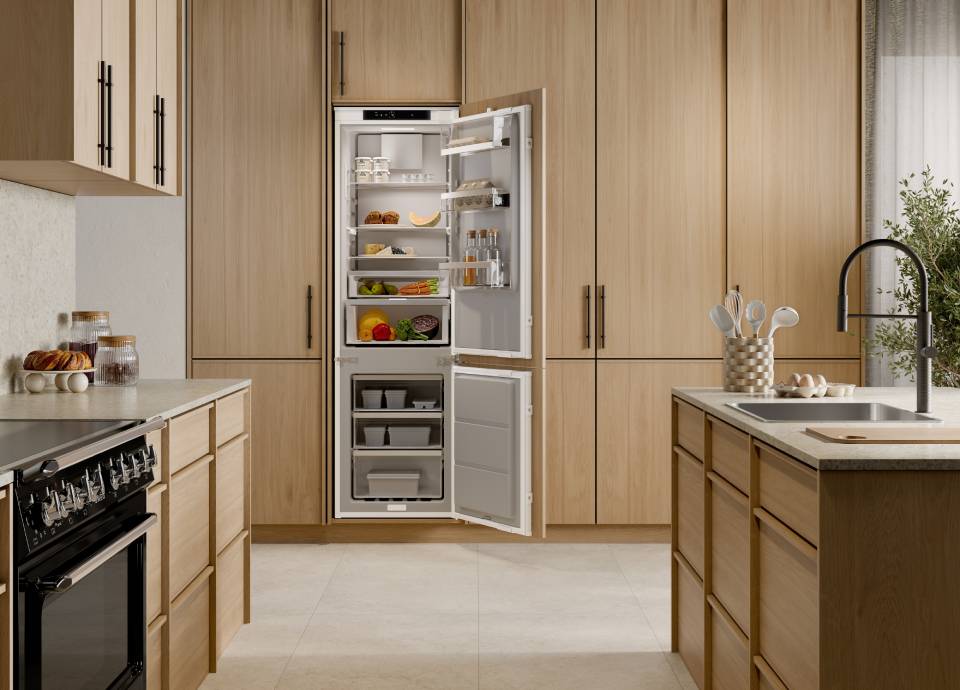 Cucina in legno chiaro con un frigorifero Smeg aperto che mostra contenuti organizzati.