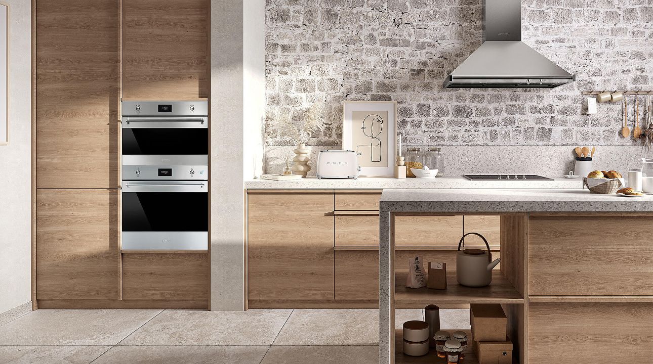 Cucina moderna con una parete di mattoni e un'isola in legno, con un design elegante e funzionale.